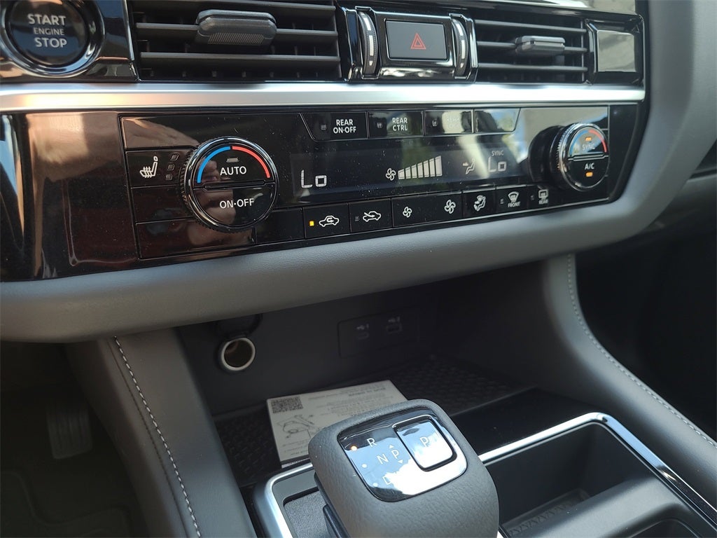 2025 Nissan Pathfinder SV