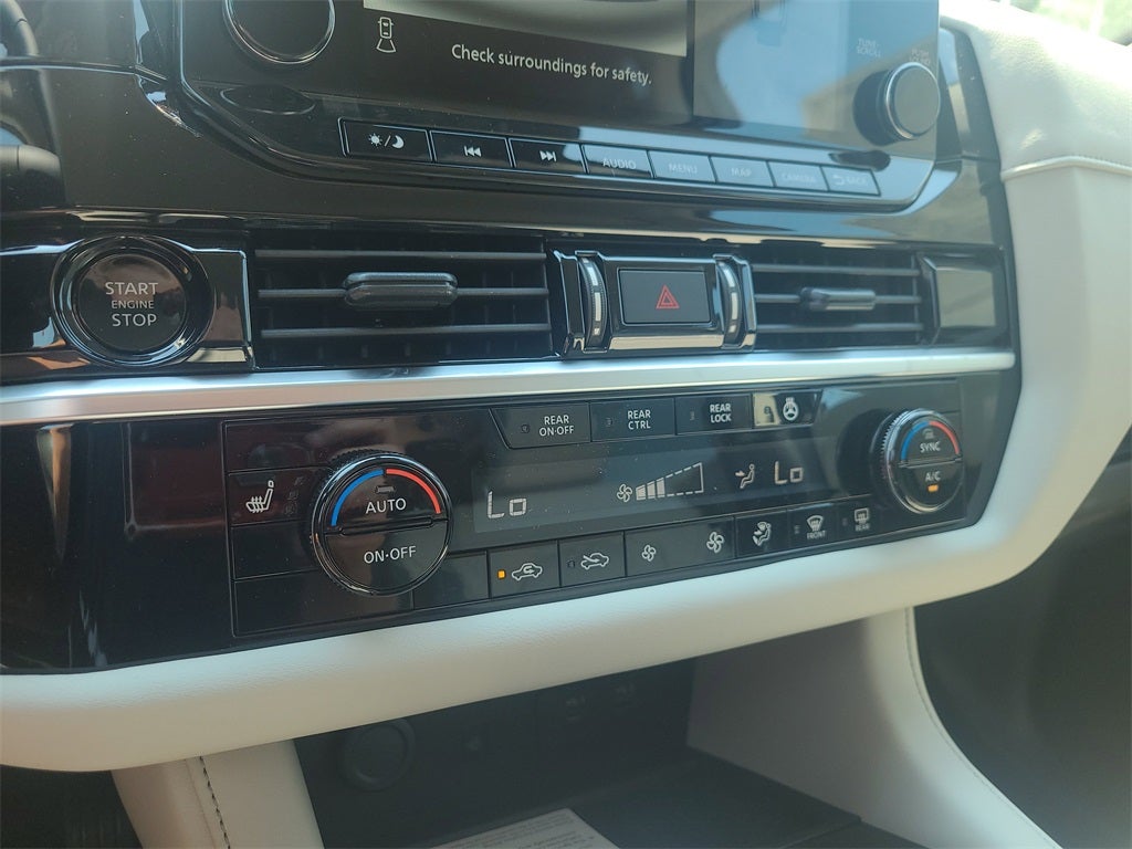 2025 Nissan Pathfinder SL